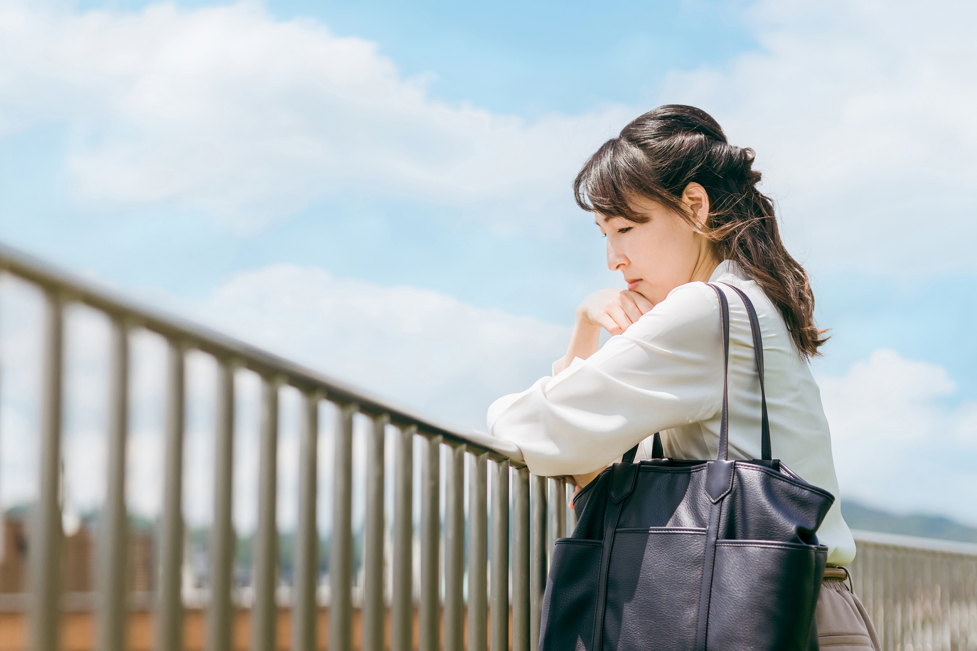 歯が黄ばんでしまうと、笑顔を隠したり、自信を失ったりすることもあります。笑顔は人とのコミュニケーションを楽しむ上で重要な要素ですが、歯の色にコンプレックスを感じることでその楽しみが損なわれてしまう