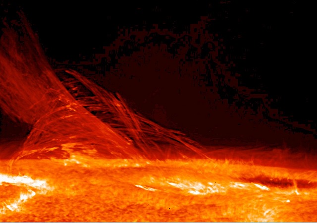 、人工衛星や地上の電子機器に影響を与え、通信障害や電子機器の故障を引き起こす